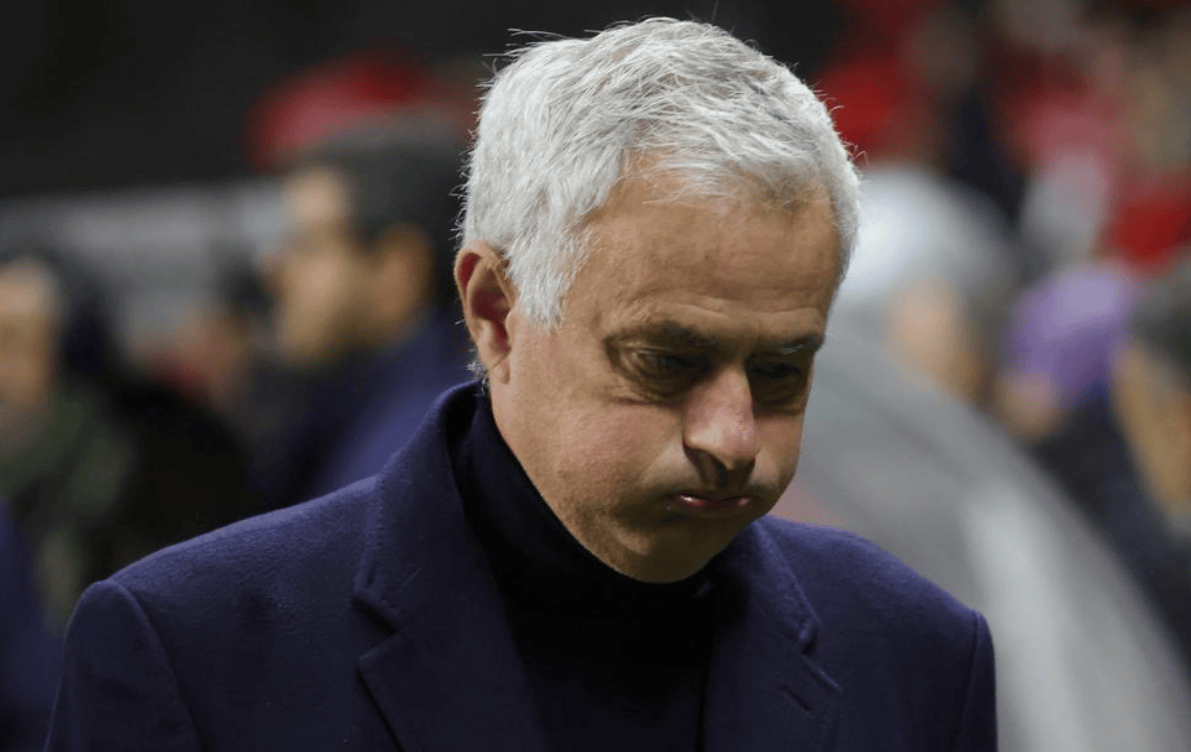 1-2！1-3！足坛疯狂一夜，切尔西倒下，穆帅出局，曼城又掉链子